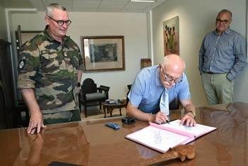 Signature convention avec le Colonel Gez